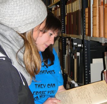 Blick hinter die Kulissen Blick hinter die Kulissen: zwei junge Frauen betrachten ein altes Buch